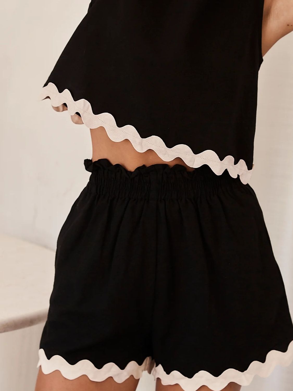 Contrast Trim Round Neck Tank and Shots Set