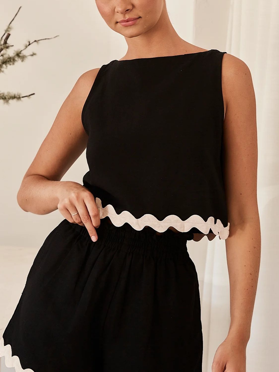 Contrast Trim Round Neck Tank and Shots Set